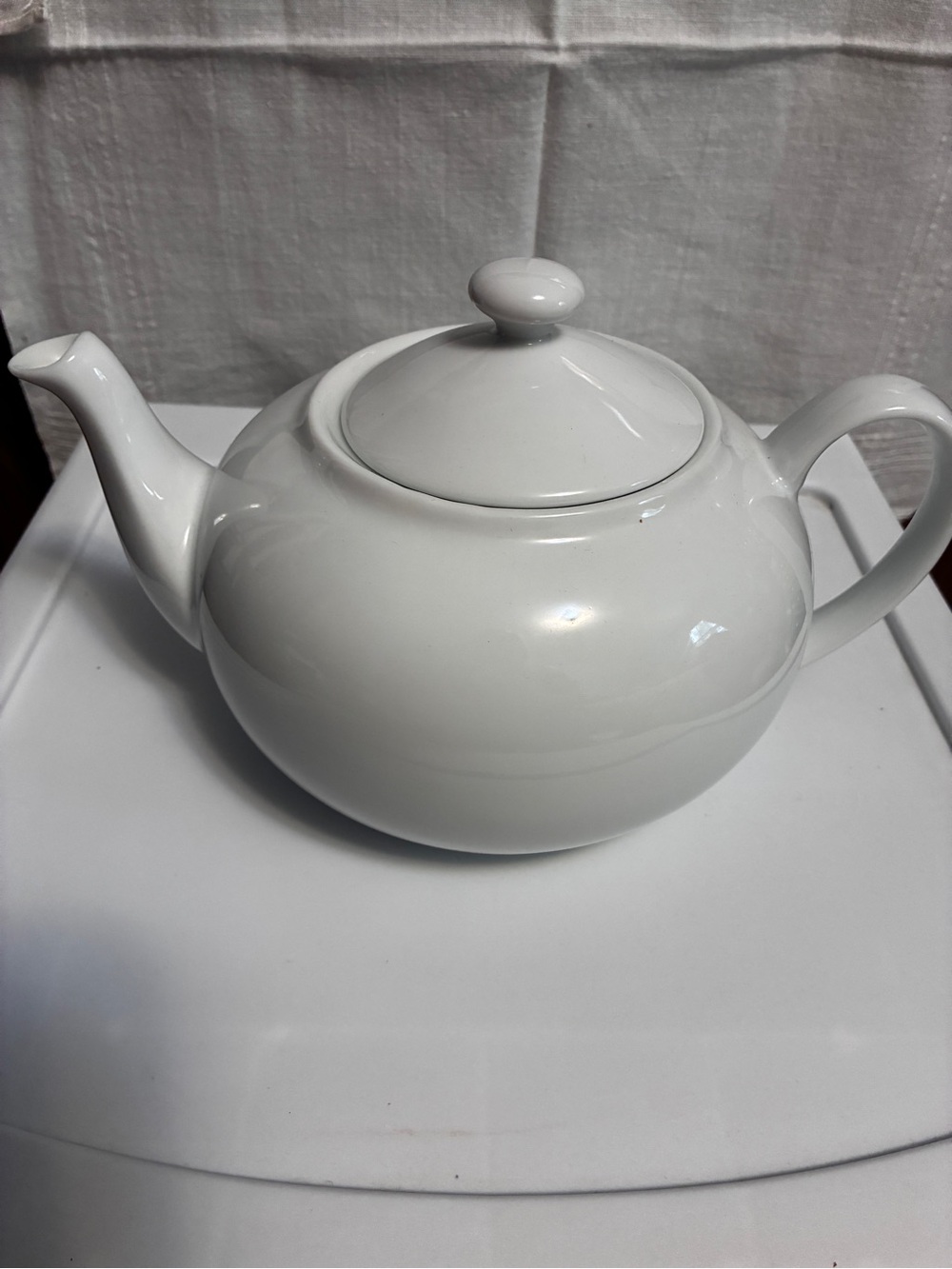 Fitz and Floyd Gourmet Everyday White Porcelain tea pot with lid Round Oven safe